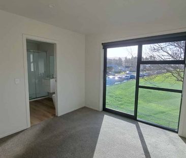 MODERN, SUNNY TOWNHOUSE IN PRIME LOCATION - Photo 5