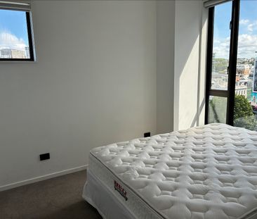 Step out to Victoria Park and the Viaduct. - Photo 3