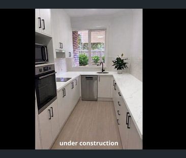 Sunny, freshly renovated on-trend townhouse - Photo 4