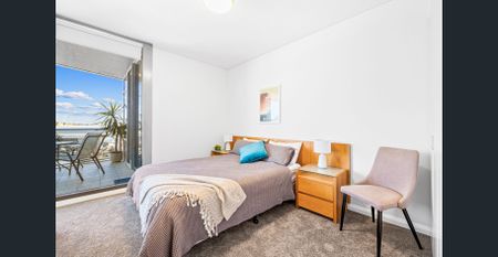 Luxurious 2-Bedroom Apartment with Stunning Harbour Views in the Heart of Sydney's Entertainment Precinct - Photo 3
