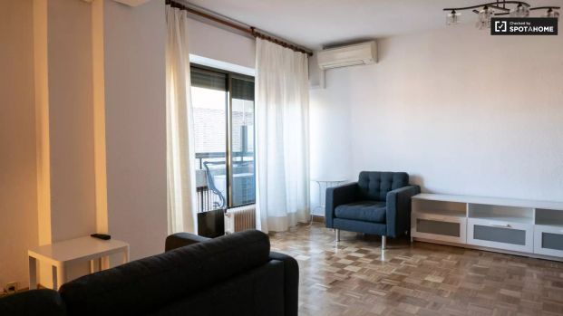 Stylish 4-bedroom apartment for rent, near Parque de Roma, Retiro - Photo 1