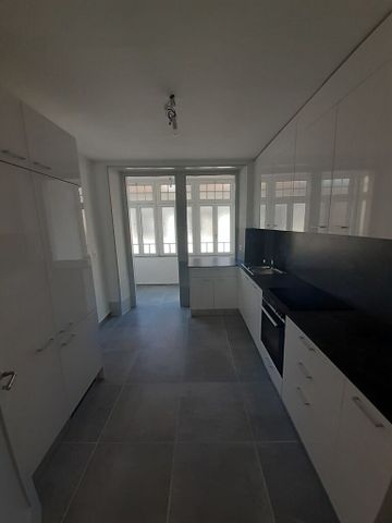 High ceiling and beautiful finishes - Photo 2