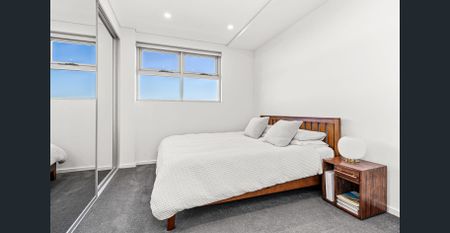 Modern Executive Living with Blue Mountains Views - Photo 2