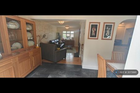 4 bedroom semi-detached house to rent - Photo 4