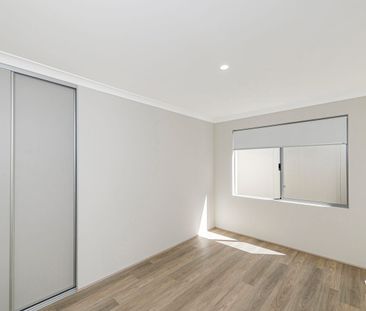 MODERN, STYLISH AND LOW MAINTENANCE 4 BEDROOM HOME! - Photo 3