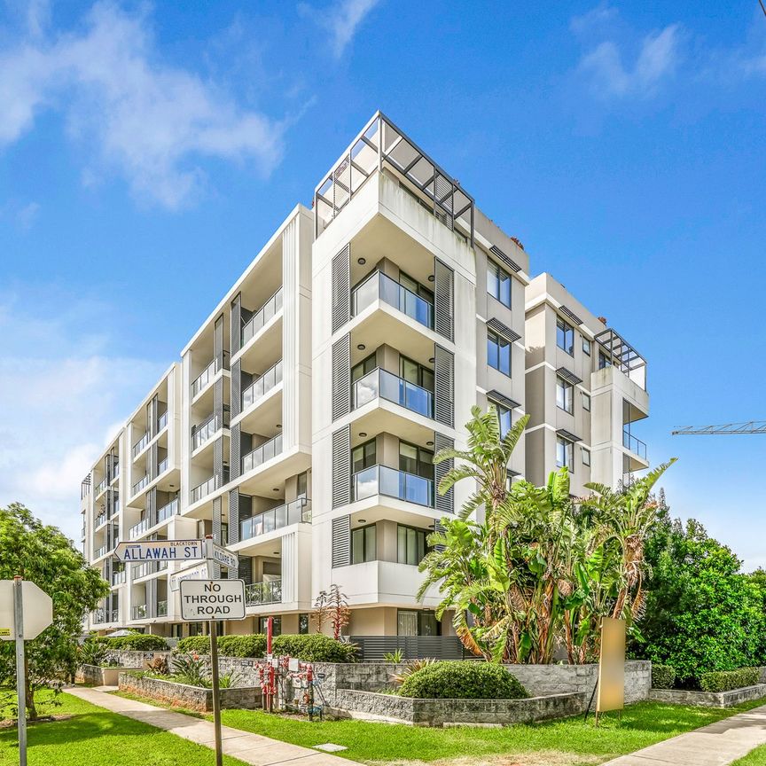 Immaculate Two Bedroom + Study - Close to Amenities. - Photo 1