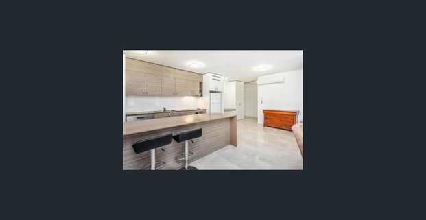 Spacious unit in excellent location - Photo 1