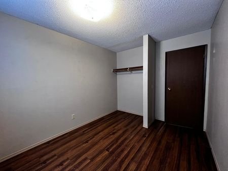 Spacious 2 Bedroom Unit in Innisfail! - Photo 2