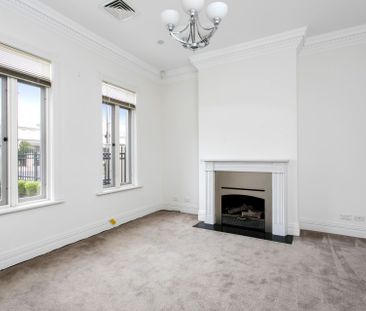 A classic beauty offering a cosmopolitan lifestyle! - Photo 5