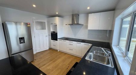 STUNNING NEWLY RENOVATED THREE BEDROOM THREE ENSUITE TOP FLOOR APARTMENT! - Photo 2