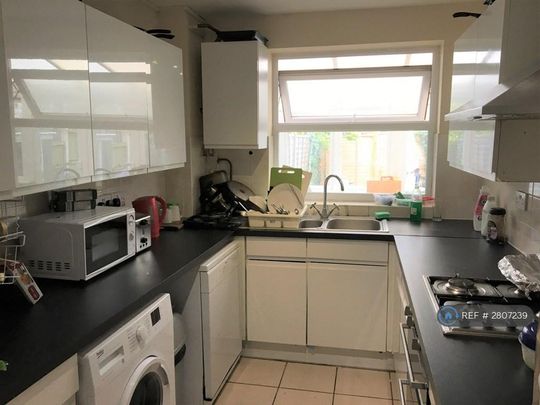 1 bedroom in a house share to rent - Photo 1