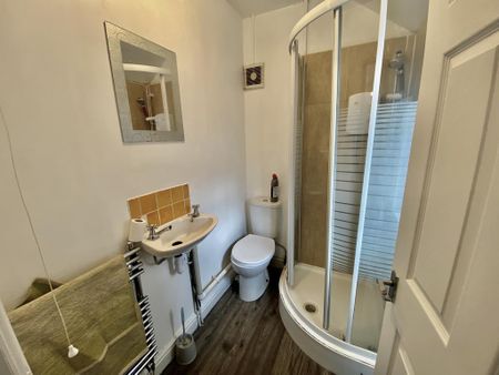 1 bedroom in a house share to rent - Photo 3