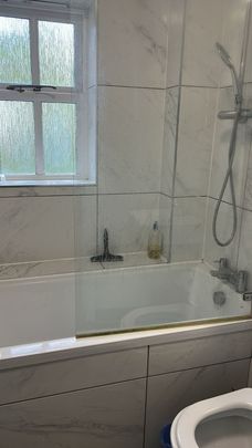 Two rooms in a shared family flat close to Loughton station- £750 pcm - Photo 1