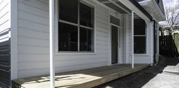 Charming Newly Renovated 3-Bedroom House for Rent - Photo 2