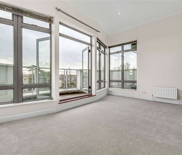 A bright and modern penthouse apartment located in Teddington town ... - Photo 5