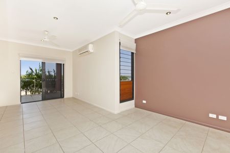 STYLISH AND STUNNING TOWNHOUSE - Photo 4