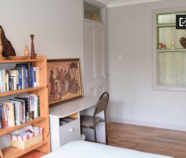 Lovely room in 3-bedroom house in Templeouge, Dublin - Photo 6