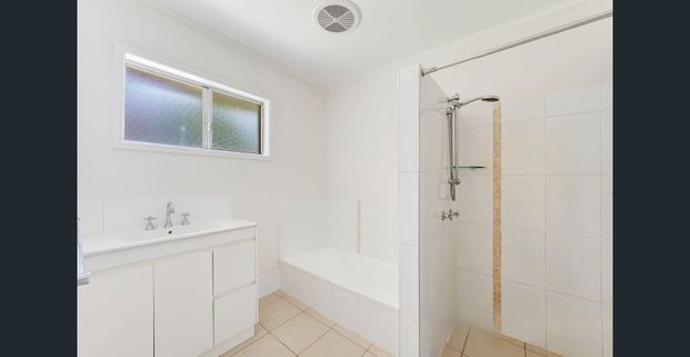 Low Set Brick Home in Arana Hills - Ideal Location! - Photo 1