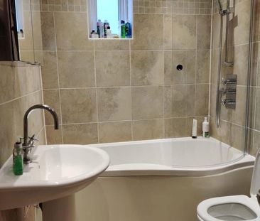 Room in a Shared Flat, Leamington Park, W3 - Photo 2