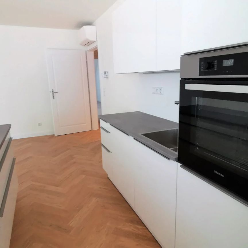 Moderne 4 Zimmer-DG-Wohnung mit hofseitigem Balkon - Photo 1