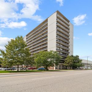 Regency Colonade Apartments - Photo 3