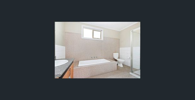 Low maintainers family house in great location - Photo 1