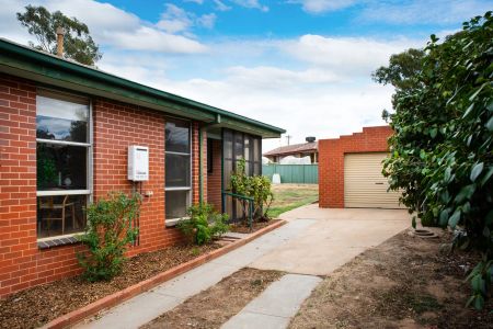 Quiet home with large shed in California Gully - Photo 5
