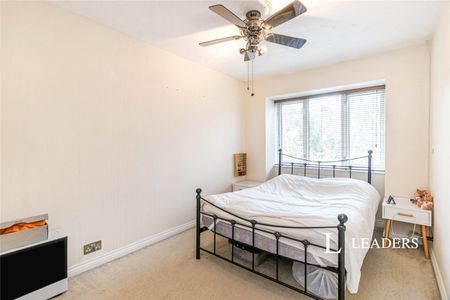 2 bedroom property to rent Parry Drive, Weybridge, KT13 - Photo 4