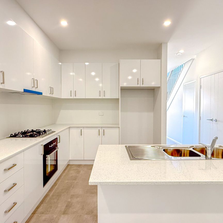 BRAND NEW TOWNHOUSE - SHORT TERM - 3 MONTHS LEASE - Photo 1