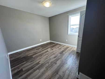 Beautiful 4 Bed 3.5 Bath Full House in Timberlands - Photo 5