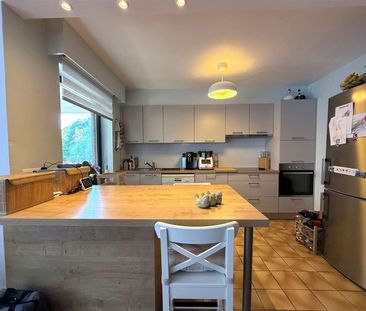 Gelijkvloersappartement met 2 slaapkamers, terras en garagebox - Foto 2