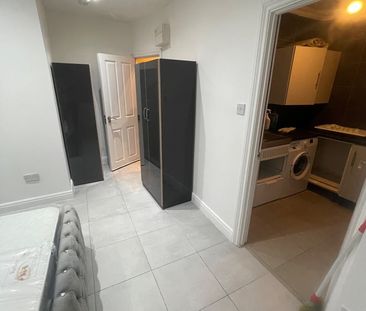 Studio Flat, Deanscroft Avenue, NW9 - Photo 2