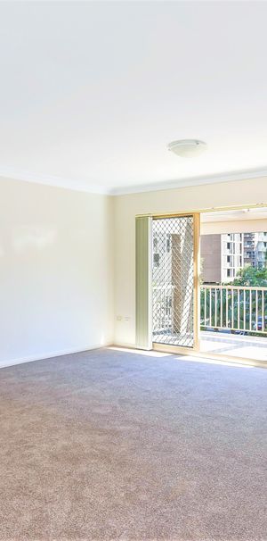 Bright & Breezy Two Bedroom Apartment - Photo 1