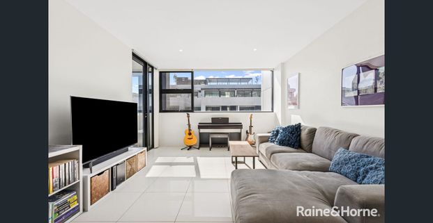 Bright & Airy - Photo 1