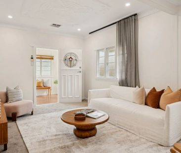 Beautifully Refreshed Family Home in Sought-After Hawthorne - Photo 1