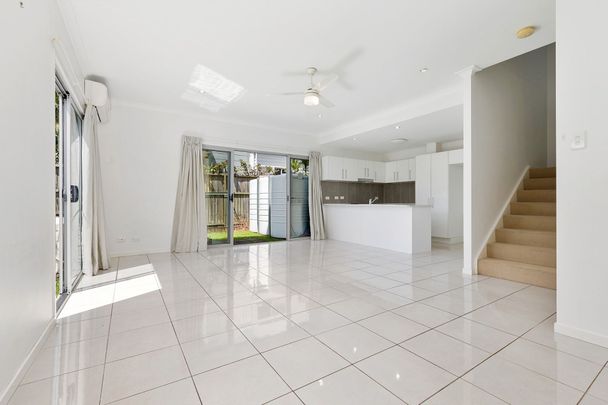 Spacious Townhouse with Large Courtyard - Photo 1