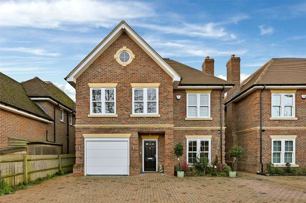 Family home on a gated development in the sought after Richings Park area, less than half a mile from the station. - Photo 1