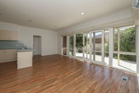 Spacious with natural light - Photo 4