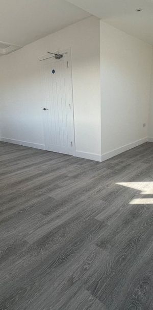 Avenue Road - Photo 1
