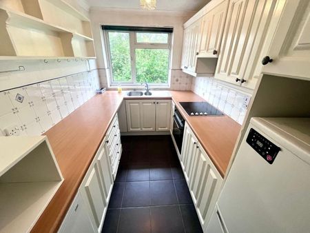 2 bedroom Flat To Let - Photo 5