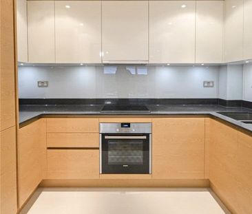 Well presented 2 bedroom first floor apartment at this prestigious ... - Photo 5