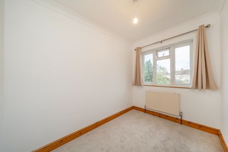 3 Bed Terraced House, Hengist Road, SE12 - Photo 3