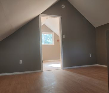 1167 ROBINSON 3 BEDROOM HOUSE WITH GARAGE - Photo 4