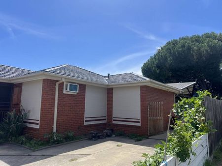 3 BEDROOM HOME IN CENTRAL LOCATION - Photo 3