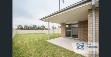 4 BEDROOM FAMILY HOME - Photo 3