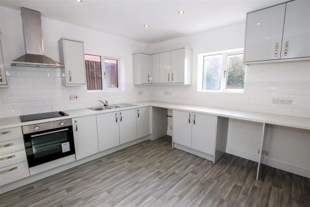 3 bedroom semi-detached house to rent - Photo 3
