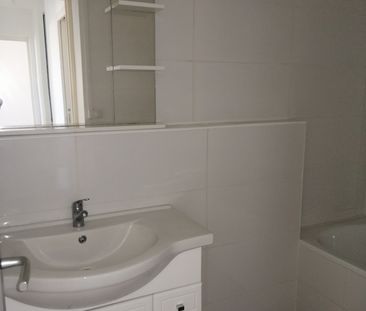 Location Appartement 4 pièces 74m² ST DENIS 97400 - Photo 3