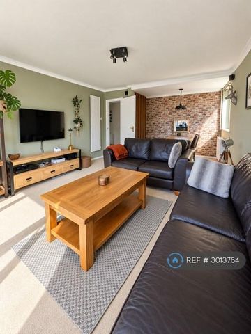 3 bedroom flat to rent - Photo 2