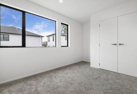 Prime Green Bay Location – 2-Bedroom Townhouse with Special Offer - Photo 2