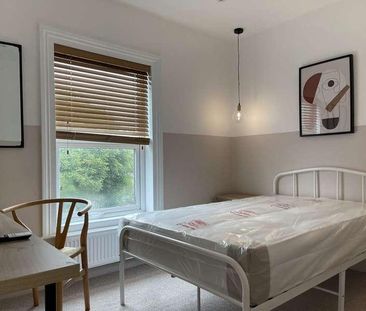 Thesiger Street // Bed + Bath // Aug, LN5 - Photo 1